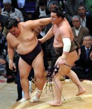 白鵬が豪風を寄り切る（撮影・今浪浩三）