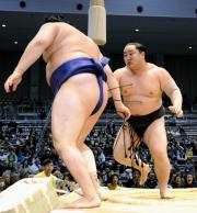 朝青龍が押し出しで時天空を下す（共同）