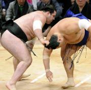 阿覧が玉乃島のまげをつかみ反則負け(共同)