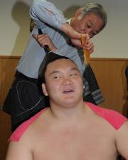 ６連勝を飾った白鵬は支度部屋で笑みを浮かべる（撮影・今浪浩三）

