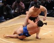 鶴竜を上手投げで破り無傷の7連勝を飾った朝青龍(撮影・今浪浩三)