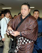 白鵬に敗れ７敗となった千代大海（撮影・今浪浩三）