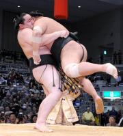 千代大海をつり出しで破り全勝を守った朝青龍（撮影・岡本肇）