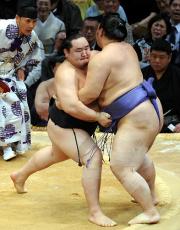 朝青龍（左）は魁皇を万全の体勢から寄り切る（撮影・多田篤）