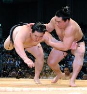 日馬富士に突き落とされ初黒星を喫した朝青龍(撮影・岡本 肇)