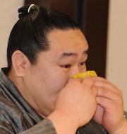 涙ながらに引退を表明する朝青龍(撮影・水谷安孝)
