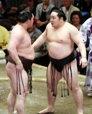 ０８年夏場所千秋楽、白鵬とにらみ合う朝青龍（右）