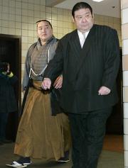 日本相撲協会の理事会に招集された横綱朝青龍。右は高砂親方（共同）