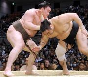 白鵬が送り出しで安美錦を下す(共同)
