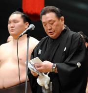 初日の協会あいさつで謝罪する武蔵川親方。左奥は白鵬(撮影・岡本肇)