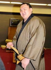 勝ち越しを決めた白鵬は、笑顔で帯を締めなおす（撮影・岡本肇）