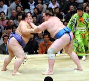 把瑠都(右)は強列な突っ張りを魁皇の顔面に決める(撮影・外山哲司))