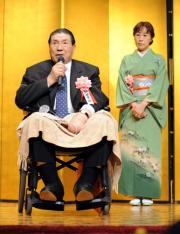 パーティーであいさつする納谷幸喜氏と右は芳子夫人(撮影・山崎哲司)