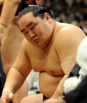 呼び出しに呼ばれストレッチをする朝青龍（撮影・水谷安孝）
