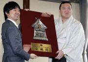 大阪府の橋下知事(左)から昨年の優勝記念楯を贈られる横綱白鵬(共同)