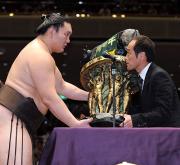 白鵬(左)にオブジェを手渡す東国原宮崎県知事(撮影・小沢裕)