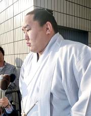 朝青龍は裁判後、報道陣の囲みに答える(撮影・来田岳彦)