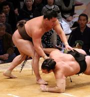 白鵬(左)は琴欧洲を上手投げで破った(撮影・山岸満)