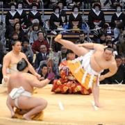 博多芸者が見守る中、力強い土俵入りを披露する横綱朝青龍（共同）