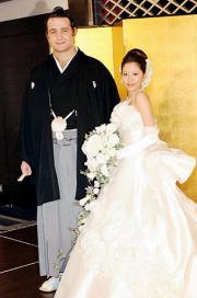 披露宴を終え麻子さんとホッとした表情をみせる琴欧洲(撮影・水谷安孝)