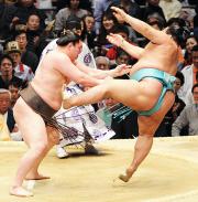 豊ノ島（右）を豪快に押し出した白鵬（撮影・外山哲司）
