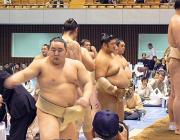 土俵周りで体をひねる朝青龍だが、土俵には入らず観客はがっかり