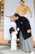朝青龍「優等生」で連覇だ！白鵬に握手も - 大相撲ニュース