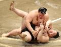 朝青龍、稀勢の里に尻もち完敗／夏場所 - 大相撲ニュース
