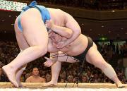 把瑠都(左)に頭をつけ、下から攻める朝青龍(撮影・神戸崇利)