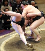 朝青龍(右)は小手投げで若ノ鵬を投げ飛ばす