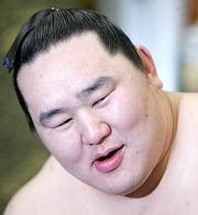 支度部屋で報道陣の質問に明るい表情で応じる朝青龍（撮影・宇治久裕）