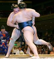 朝赤龍(手前)を引きつけ、そのまま寄り切る琴欧洲(撮影・宇治久裕)