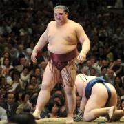 朝赤龍の押しに耐えすくい投げを決め引き揚げる稀勢の里