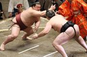 稀勢の里（左）は立ち合いで琴欧洲に張り差しを試みたが空振り