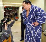 テレビモニターで安馬との一番を振り返る横綱朝青龍(撮影・鈴木豊)