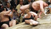 安馬（手前）に上手投げで敗れる白鵬。左は朝青龍（撮影・神戸崇利）