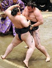 琴欧洲(右)は朝青龍のまわしをがっちりと引きつけ万全の体勢で寄り切る