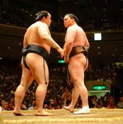 土俵上で朝青龍(左)をじっとにらみ付ける白鵬。一触即発状態に大歓声