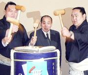視線を合わせない白鵬(左)と朝青龍(右)。中央は大島巡業部長