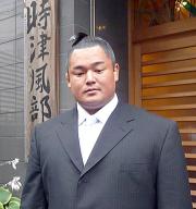 時太山の一周忌に会見をする時津風親方