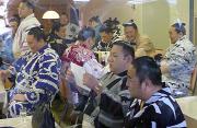 白鵬(左端)は力士会で朝青龍(右端)に背を向ける形で座る