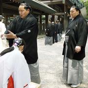 奉納土俵入りを前に、本殿へ参拝に向かう朝青龍(左)と白鵬(共同)