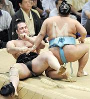 豊ノ島（右）に敗れ、２敗目を喫した琴欧洲（共同）