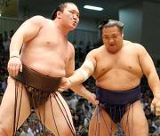 千代大海（右）を寄り切りで破った白鵬（撮影・神戸崇利）