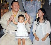 優勝を決めた白鵬は、長女愛美羽ちゃんの手をとって笑顔でバンザイ