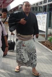 夏巡業の移動で北海道入りした朝青龍