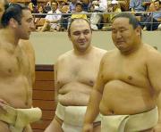 朝青龍（右）は露鵬（中央）と栃ノ心（左）から話を聞く