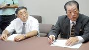 友綱親方（左）と秀ノ山親方が大麻問題で他の力士から聴取し会見する
