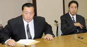 緊急理事会で若ノ鵬解雇を決定し、会見する北の湖理事長(左)と間垣親方