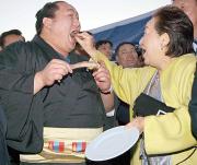26日、歓迎晩さん会で細木数子氏から羊の肉を食べさせられる朝青龍